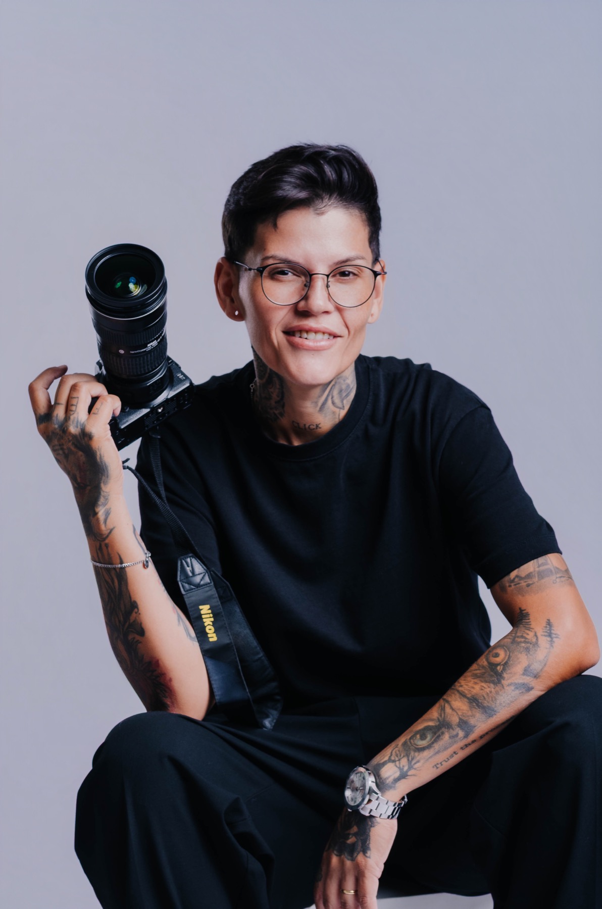 Aline Feliz, fotógrafa e criadora do SOMAR + Estúdio Criativo, com sua câmera